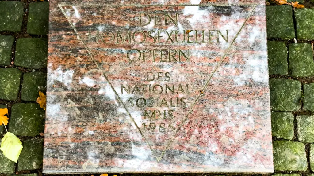 Gedenkstein für die homosexuellen Opfer des Nationalsozialismus auf einem gepflasterten Untergrund.