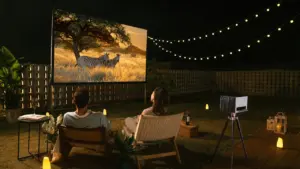 Ein Paar genießt abends einen Film bei einem entspannten Open-Air-Kino im Garten.