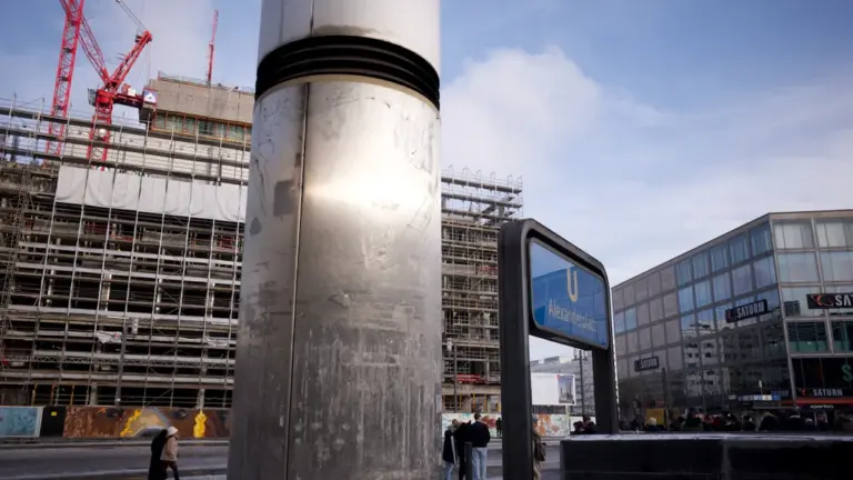 Blick auf Baustelle und U-Bahnhof Alexanderplatz in Berlin bei Tageslicht