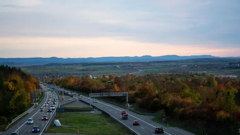 Autobahn bei Herrenberg mit fließendem Verkehr im warmen Abendlicht.
