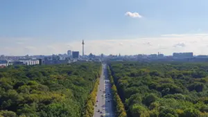 Der Berliner Fernsehturm über dem Tiergarten, Blick von der Siegessäule auf die Straße.