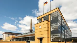 Industriebau mit deutschen und europäischen Flaggen unter blauem Himmel in Hamburg.