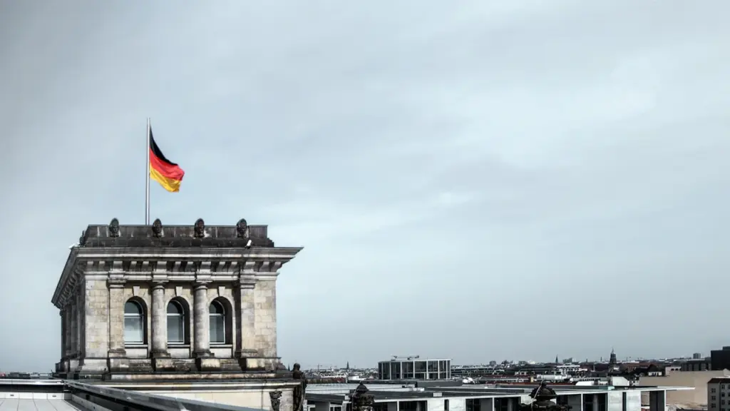 Die deutsche Flagge weht über dem historischen Reichstagsgebäude in Berlin.