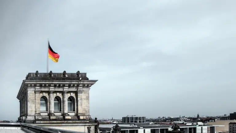Die deutsche Flagge weht über dem historischen Reichstagsgebäude in Berlin.