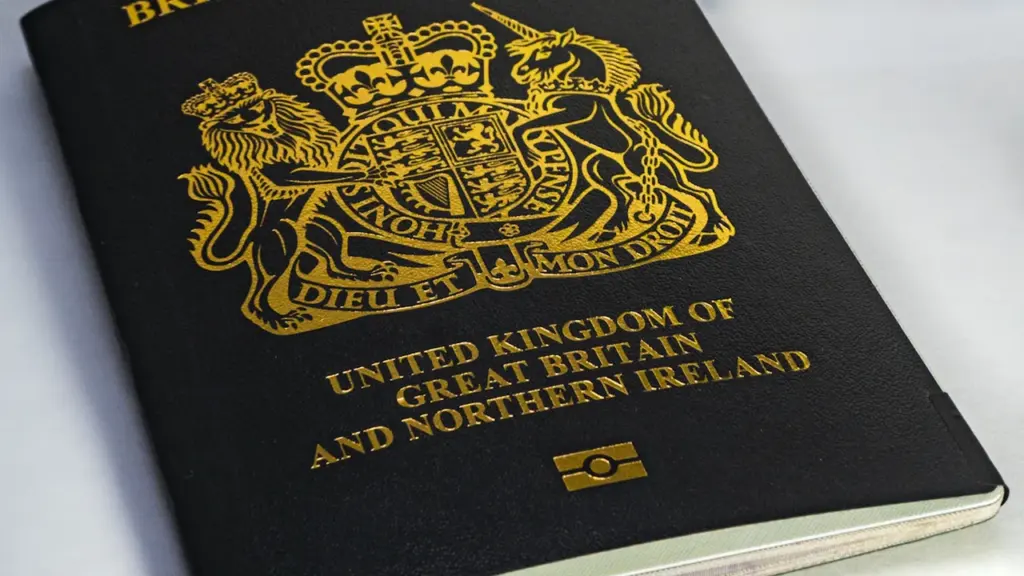 Ein britischer Reisepass liegt auf einem Tisch als Symbol für Reisevoraussetzungen nach Großbritannien.