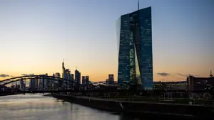 EZB-Gebäude in Frankfurt am Main bei Sonnenuntergang mit Blick auf die Skyline