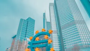 Das Euro-Symbol vor den Wolkenkratzern des Bankenviertels in Frankfurt am Main.
