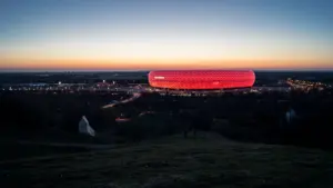 Die beleuchtete Allianz Arena in München bei Nacht vor dem Bundesliga-Spieltag.