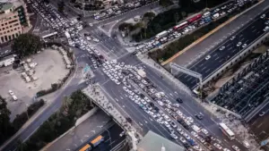 Dichte Verkehrslage auf einer Stadtautobahn mit vielen Fahrzeugen aus der Vogelperspektive.