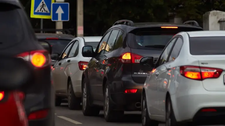 Autos stehen bei Tageslicht im dichten Freitagsverkehr in einer städtischen Stausituation.