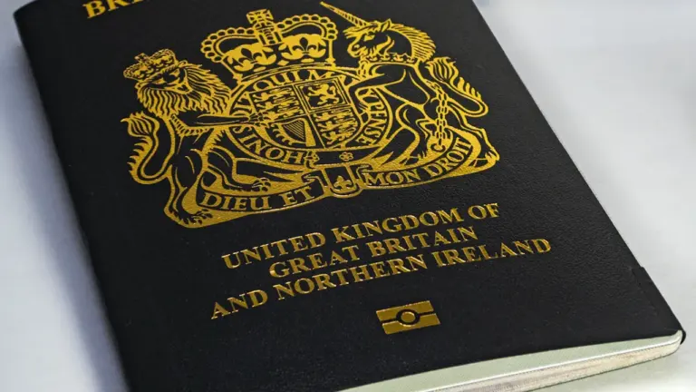 Ein offizieller britischer Reisepass liegt auf einem Tisch bereit für die Reiseplanung.