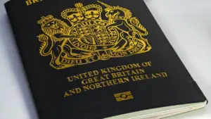Ein britischer Reisepass liegt auf einem Tisch, bereit für Reisevorbereitungen und Dokumentenprüfung.
