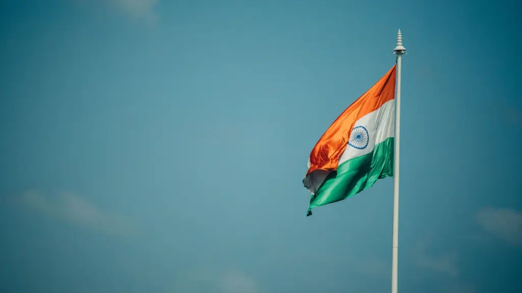 Die indische Flagge weht im Wind vor einem klaren blauen Himmel.