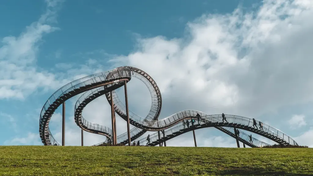 Die begehbare Achterbahn 'Tiger and Turtle' in Duisburg, Nordrhein-Westfalen.