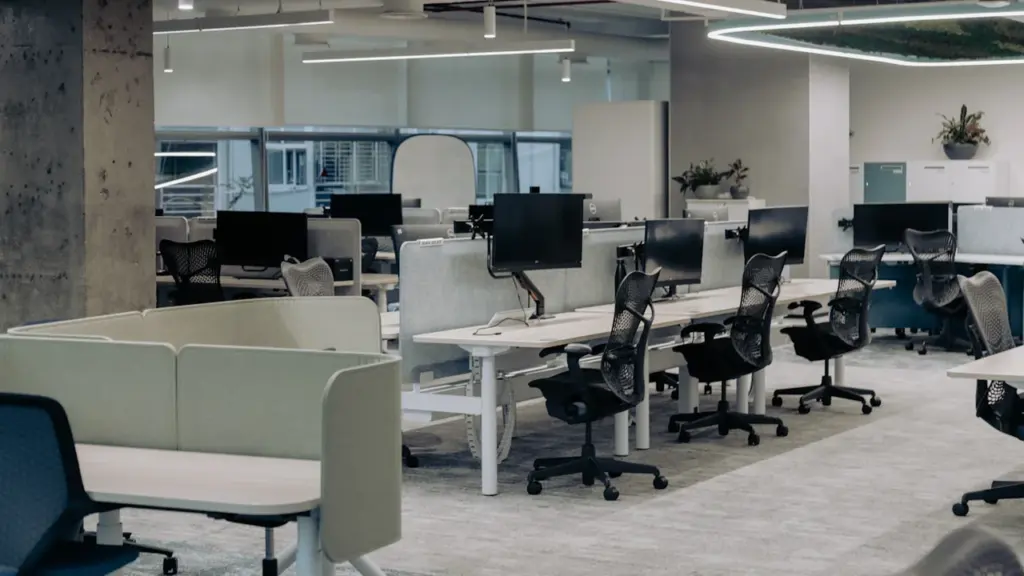 Modernes, aufgeräumtes Großraumbüro mit ergonomischen Arbeitsplätzen für eine ruhige und fokussierte Arbeitsatmosphäre.