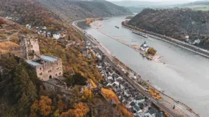 Luftaufnahme des Rheins bei Kaub mit der Burg Pfalzgrafenstein im Niedrigwasser.