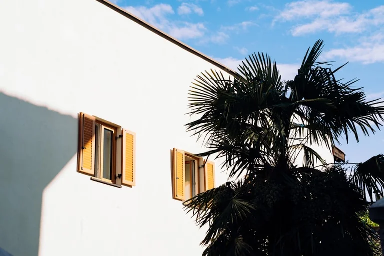 Richtig lüften im Sommer: Wohnung ohne Klimaanlage kühlen