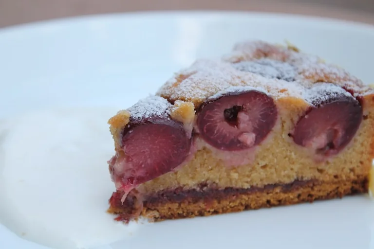 Saftiger Zwetschgenkuchen vom Blech: Profi-Tipps gegen matschigen Boden
