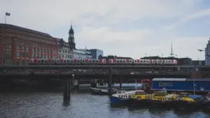 Eine Hamburger S-Bahn überquert eine Brücke über die Elbe bei Tageslicht.