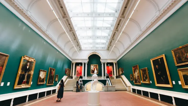 Weitläufiger, heller Museumssaal mit klassischer Architektur und einem modernen, hellen Bodenbelag.