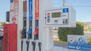 Moderne Zapfsäule mit digitaler Preisanzeige an einer Tankstelle für den Preisvergleich.