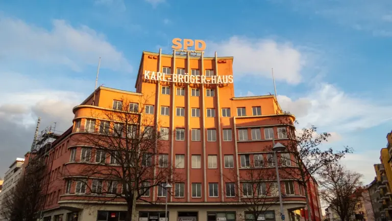 Das Karl-Broger-Haus mit SPD-Logo unter einem blauen Himmel in Deutschland.