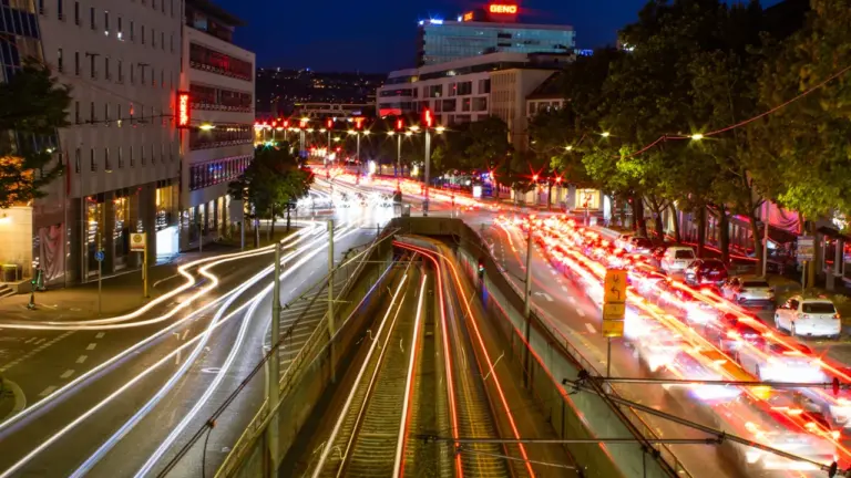 Vibrant langzeitbelichtete Lichtspuren von Autos auf dem nächtlichen Charlottenplatz in Stuttgart.