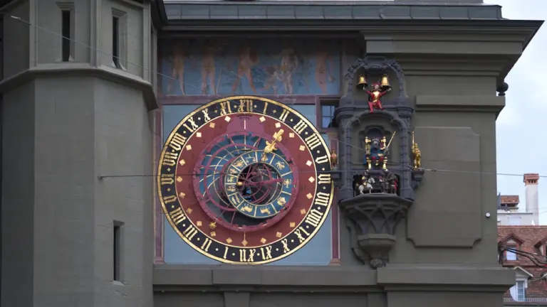 Detailaufnahme einer historischen astronomischen Uhr an einer alten Gebäudefassade in Europa.