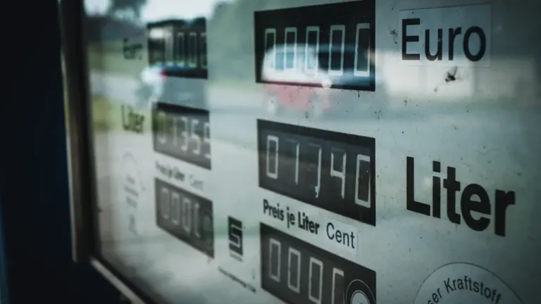 Digitale Zapfsäulenanzeige mit Euro- und Liter-Angaben an einer Tankstelle in Deutschland.