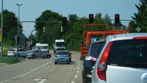 Autos stehen bei roter Ampel an einer Kreuzung in Deutschland.
