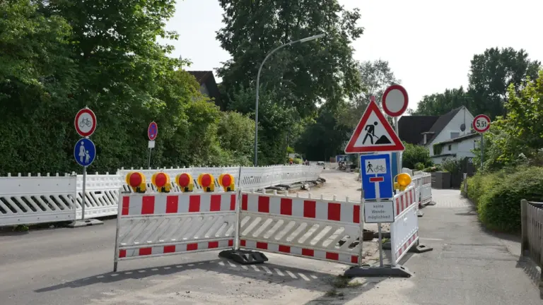 Rot-weiße Absperrbaken und Verkehrsschilder blockieren die Ratzeburgstraße aufgrund aktueller Bauarbeiten in Eberswalde.
