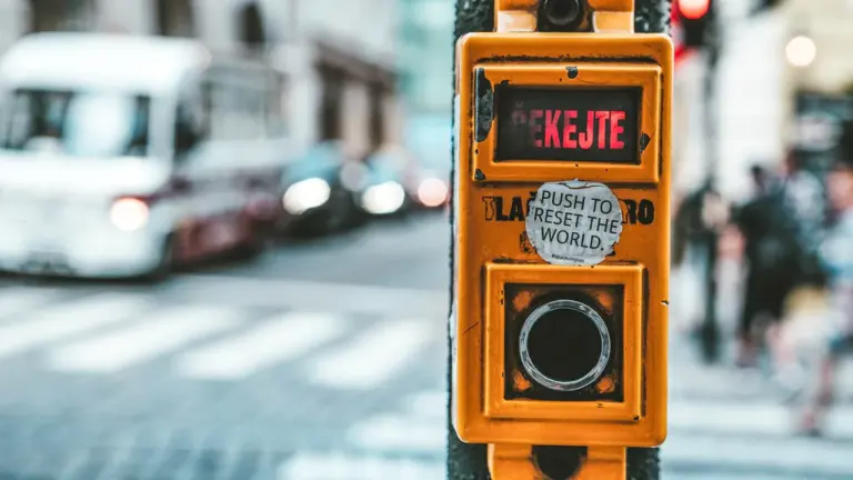 Gelber Notfallschalter an einer Ampel im öffentlichen Raum bei Tageslicht.