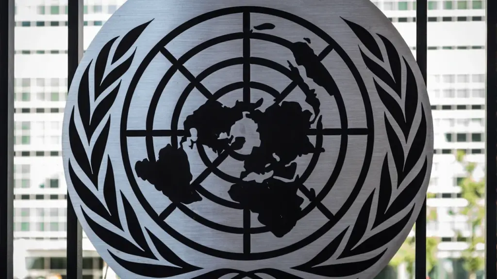 Das offizielle Emblem der Vereinten Nationen vor dem Hauptquartier in New York City.