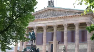 Die Alte Nationalgalerie auf der Berliner Museumsinsel an einem sonnigen Tag.