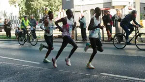 Spitzenläufer beim Berlin-Marathon auf einer breiten Straße durch die Innenstadt.