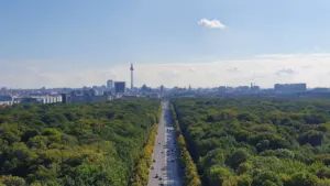 Blick von der Siegessäule über den Tiergarten in Richtung Berliner Fernsehturm.