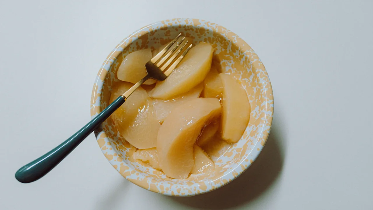Eine Schale mit gedünsteten Birnenstücken für ein gesundes und warmes Frühstück.