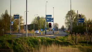 Vogelperspektive auf einen Kreisverkehr, der für städtebauliche Begrünungsprojekte symbolisch steht.