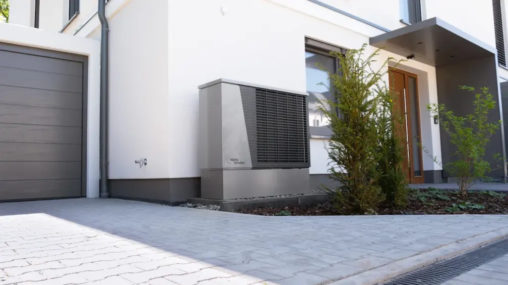 Moderne Wärmepumpe vor einem Einfamilienhaus in Deutschland zur effizienten und nachhaltigen Wärmeversorgung.