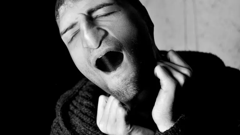 Im Traum die Stimme verlieren: Wenn Worte nicht herauskommen