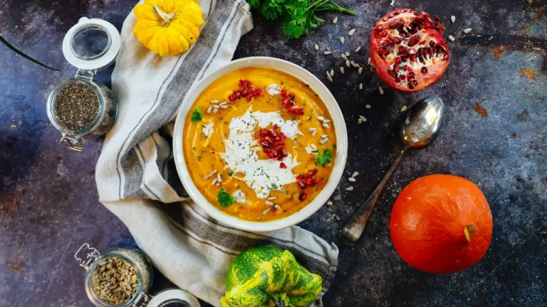 Kürbis-Linsensuppe: sämig und sättigend ohne viel Sahne