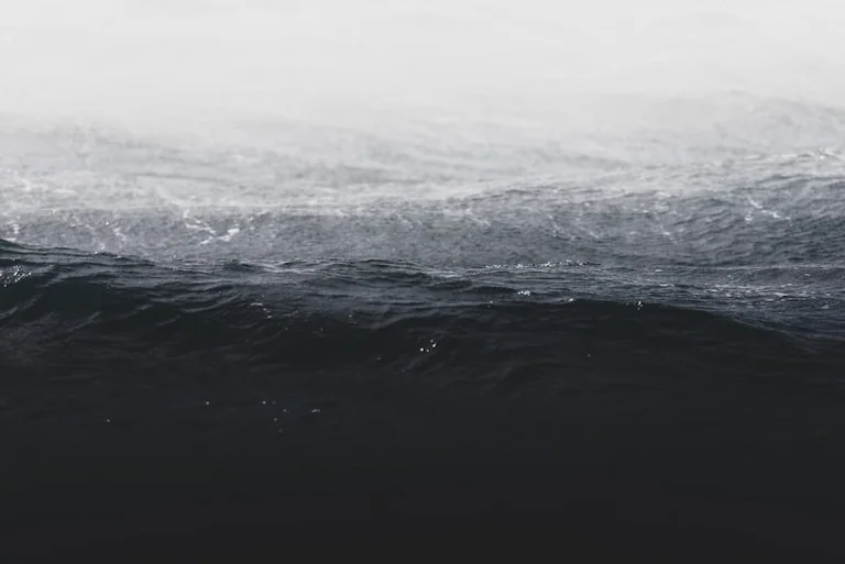 Von tiefem oder unruhigem Wasser träumen: Was Gefühle zeigen