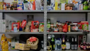 Ein gut gefülltes Vorratsregal mit haltbaren Lebensmitteln für eine nachhaltige Haushaltsplanung.