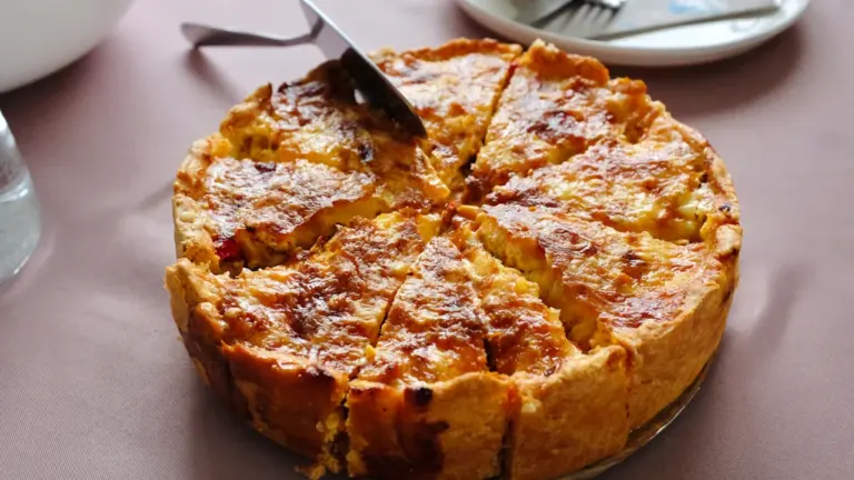 Zwiebelkuchen vom Blech: einfach für Gäste vorbereiten