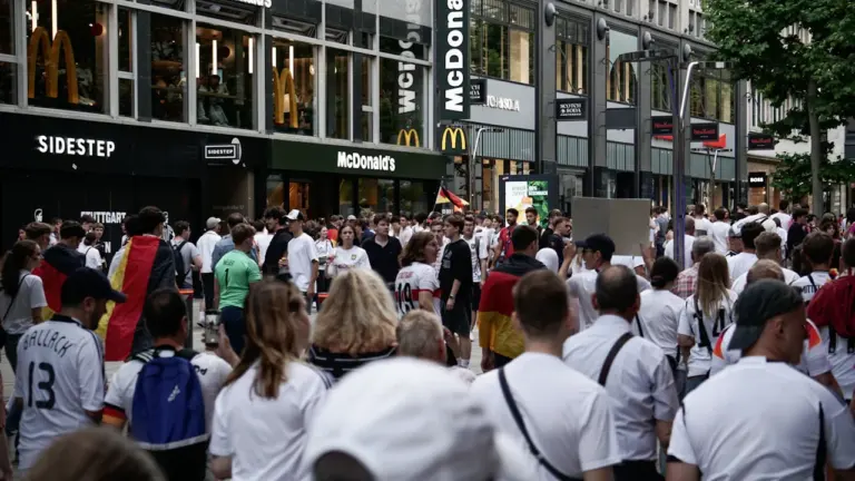 Menschenmenge in Trikots geht durch die Stuttgarter Innenstadt bei einem Sportereignis.
