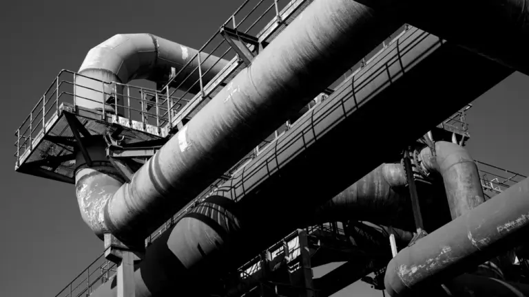 Industrielle Rohrleitungen im Landschaftspark Nord in Duisburg, ein Symbol der lokalen Industriekultur.