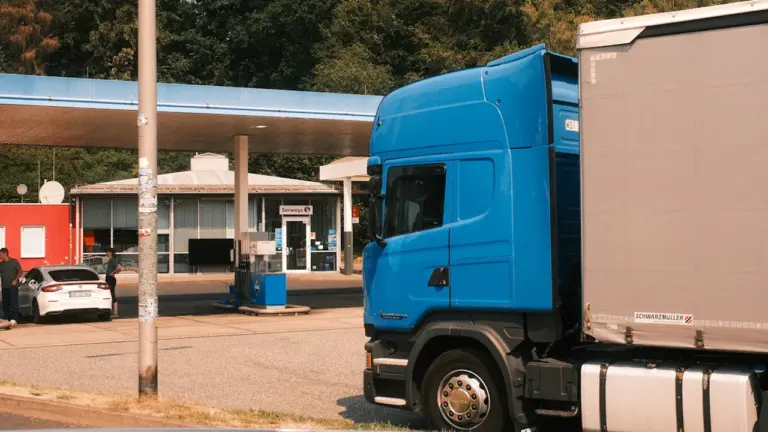 Blauer Lkw an einer Tankstelle in Deutschland für den Preisvergleich beim Tanken.