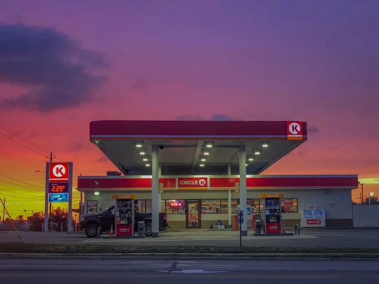 Spritpreise vor der Herbstfahrt: So lohnt sich der Tankstopp