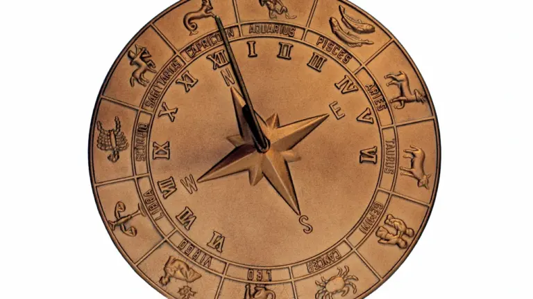Eine antike Sonnenuhr mit Tierkreiszeichen illustriert die astrologische Planung für den Tag.