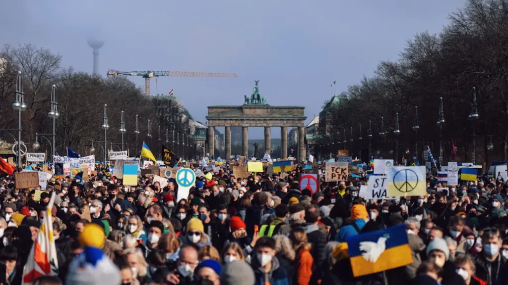 Die deutsche Flagge weht über dem historischen Reichstagsgebäude unter einem bewölkten Himmel.